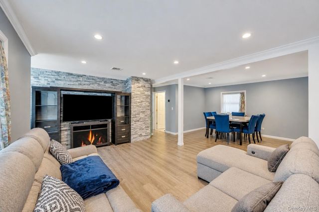 186 W 4th Street, Deer Park, NY 11729