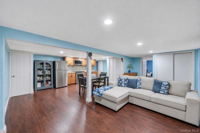 186 W 4th Street, Deer Park, NY 11729