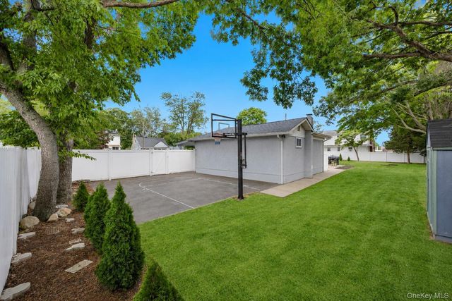 186 W 4th Street, Deer Park, NY 11729