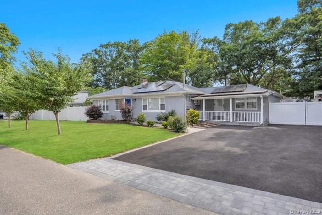 186 W 4th Street, Deer Park, NY 11729