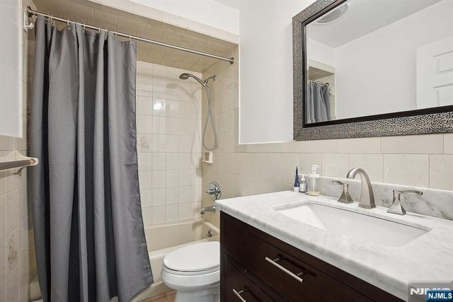 416 68th Street 11, Guttenberg, NJ 07093