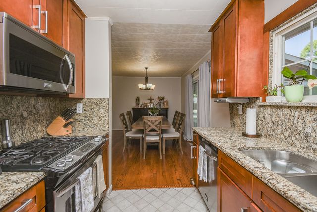 2605 W Vermont Avenue, Waukegan, IL 60087