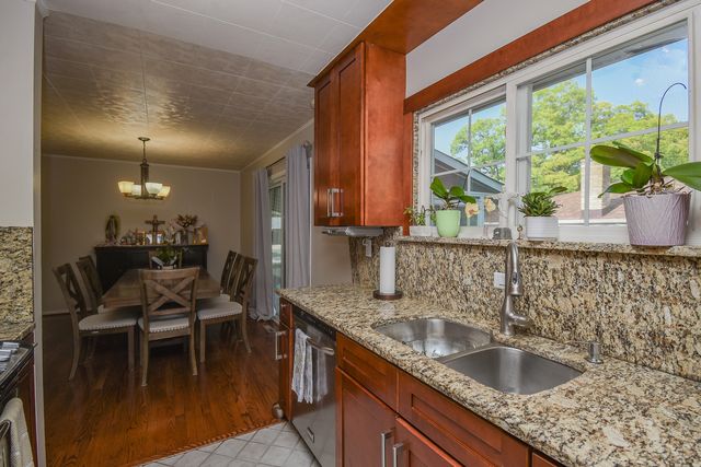2605 W Vermont Avenue, Waukegan, IL 60087