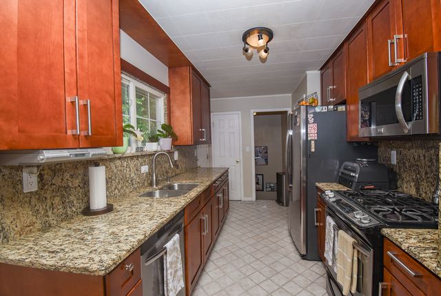 2605 W Vermont Avenue, Waukegan, IL 60087