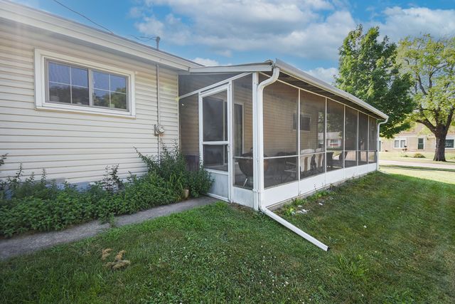 2605 W Vermont Avenue, Waukegan, IL 60087