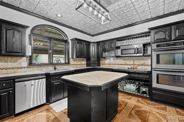111 N Ravencrest Drive, Desloge, MO 63601