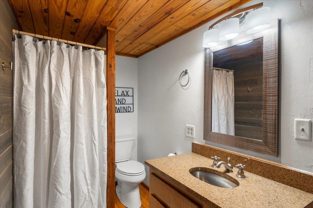 345 E El Dorado Dr, Scroggins, TX 75480