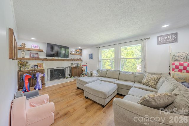 38 Ferenvilla Drive, Hendersonville, NC 28791