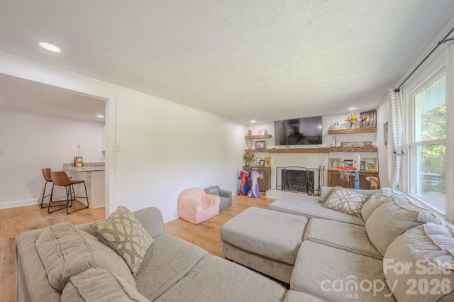 38 Ferenvilla Drive, Hendersonville, NC 28791