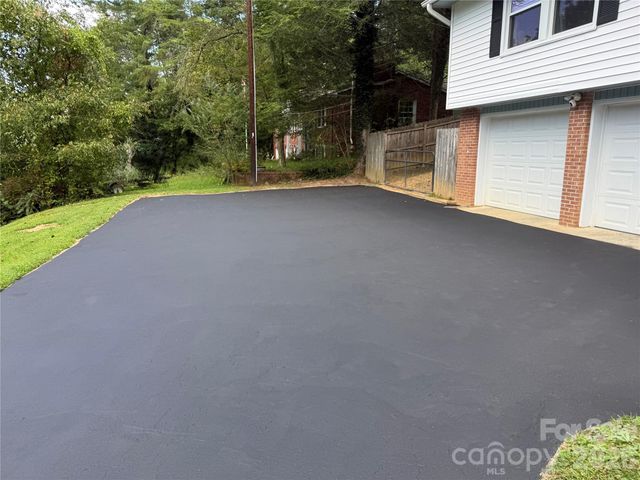 38 Ferenvilla Drive, Hendersonville, NC 28791