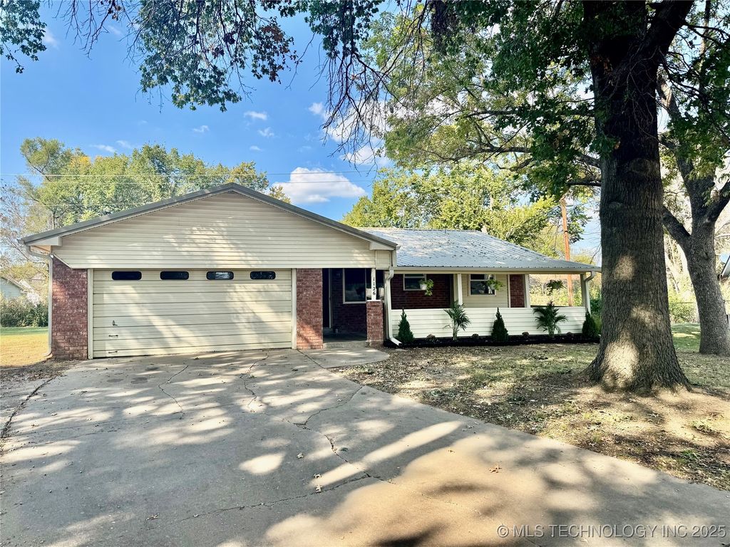 1126 W 16th Place, Claremore, OK 74017