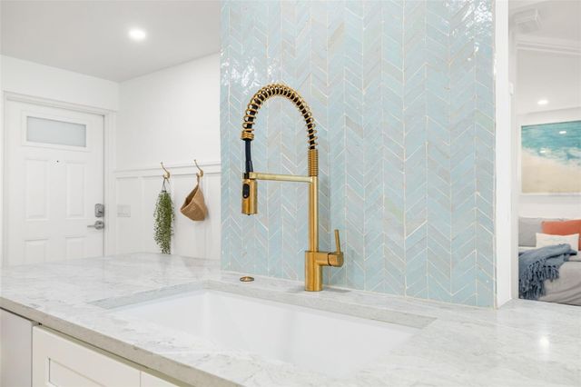 19 WHISPERING SANDS DRIVE 302, Sarasota, FL 34242