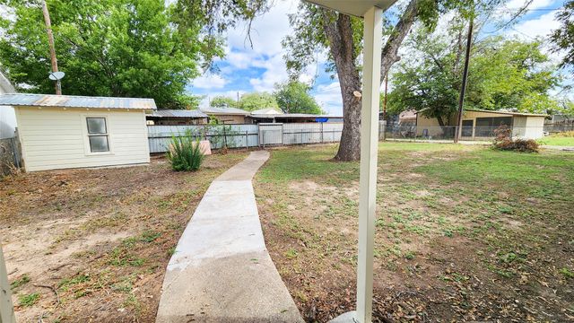 304 E Pierce Street, Winters, TX 79567