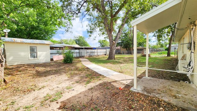 304 E Pierce Street, Winters, TX 79567