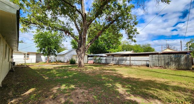 304 E Pierce Street, Winters, TX 79567