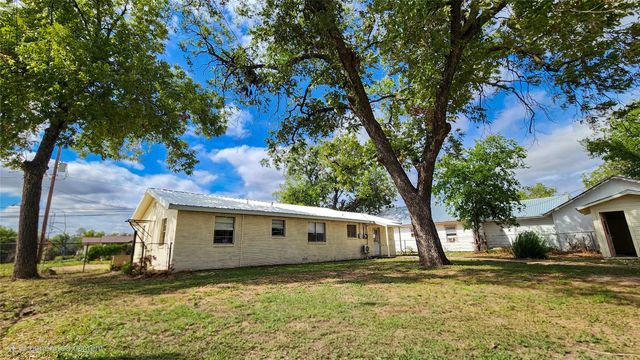 304 E Pierce Street, Winters, TX 79567