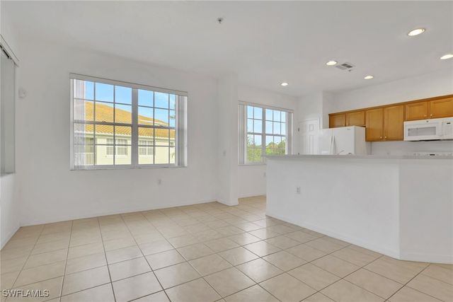 4863 Hampshire CT 207, Naples, FL 34112