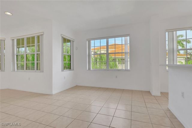4863 Hampshire CT 207, Naples, FL 34112
