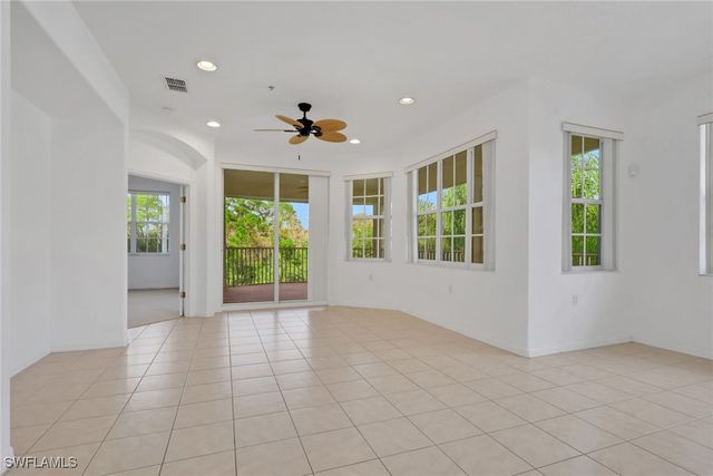 4863 Hampshire CT 207, Naples, FL 34112