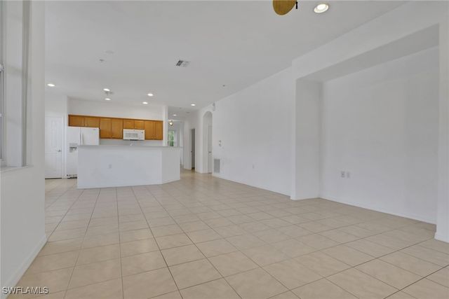 4863 Hampshire CT 207, Naples, FL 34112