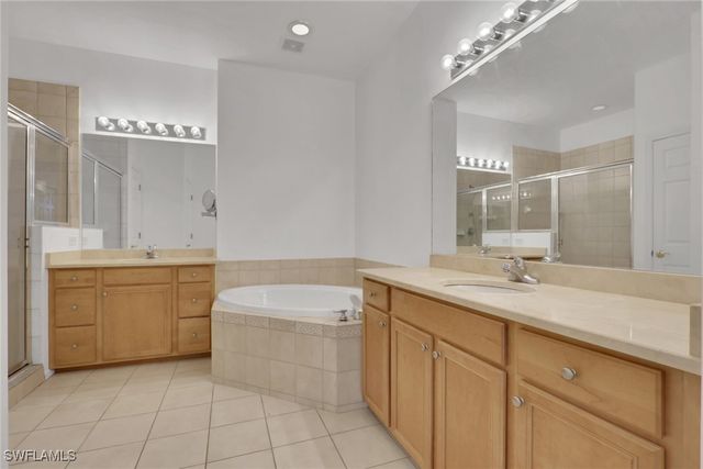 4863 Hampshire CT 207, Naples, FL 34112