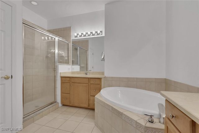 4863 Hampshire CT 207, Naples, FL 34112