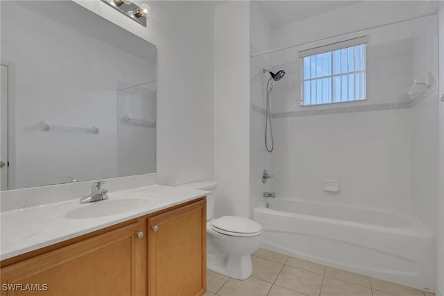 4863 Hampshire CT 207, Naples, FL 34112