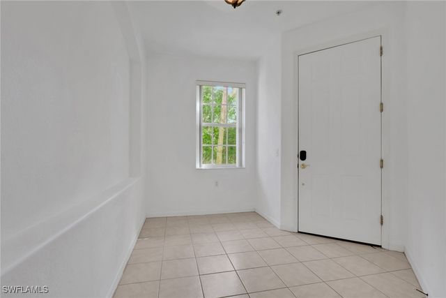 4863 Hampshire CT 207, Naples, FL 34112