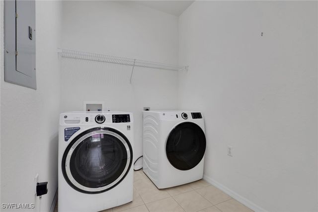 4863 Hampshire CT 207, Naples, FL 34112