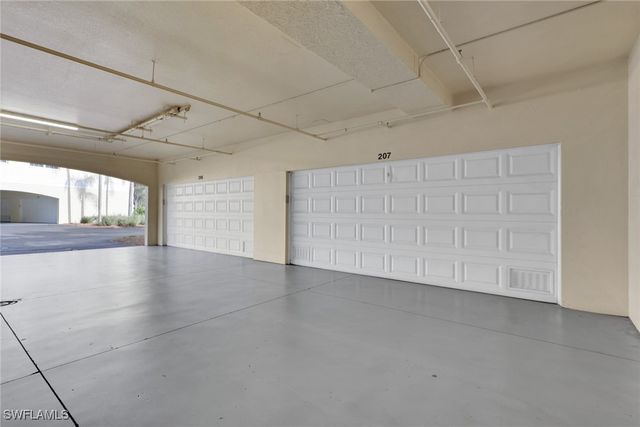 4863 Hampshire CT 207, Naples, FL 34112