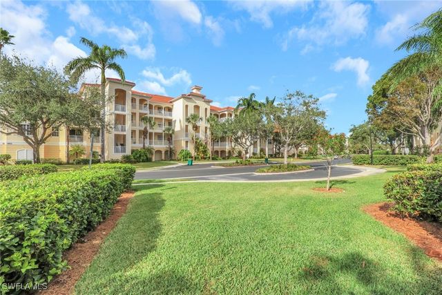 4863 Hampshire CT 207, Naples, FL 34112