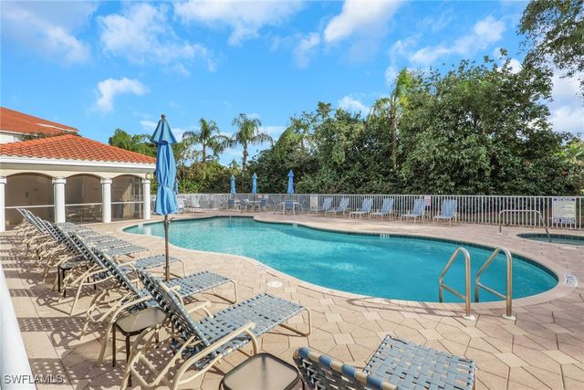 4863 Hampshire CT 207, Naples, FL 34112