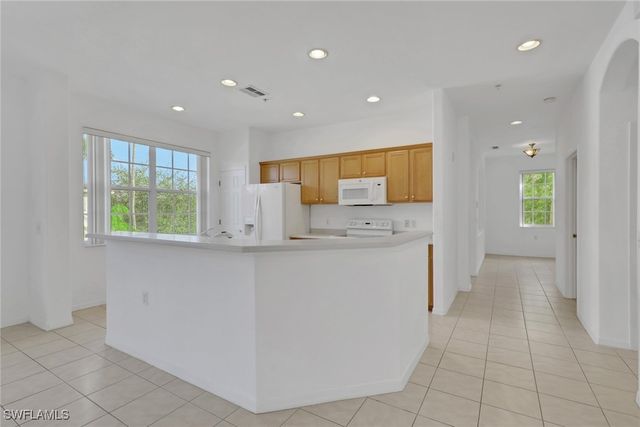 4863 Hampshire CT 207, Naples, FL 34112