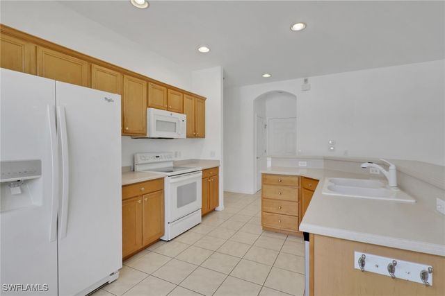 4863 Hampshire CT 207, Naples, FL 34112