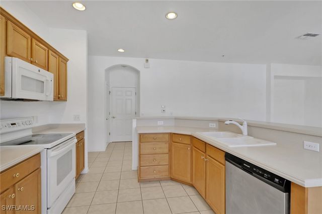 4863 Hampshire CT 207, Naples, FL 34112