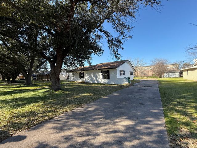 106 W Jeter Street, Mabank, TX 75147