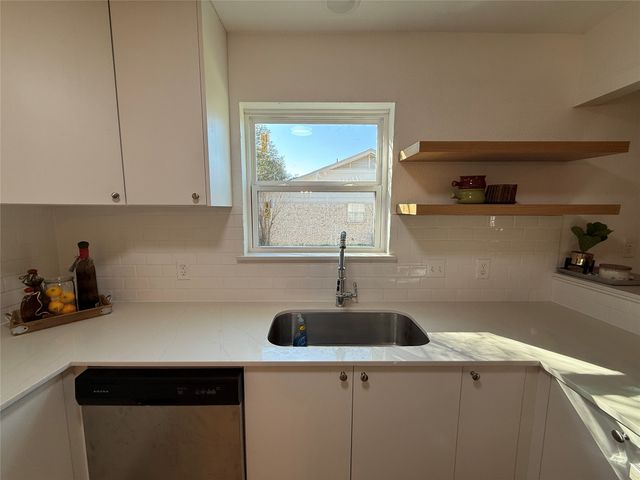 106 W Jeter Street, Mabank, TX 75147