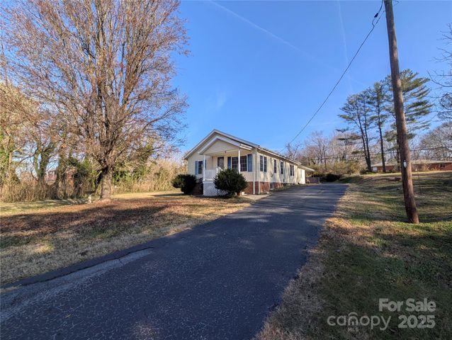 2507 Norwood Street SW, Lenoir, NC 28645