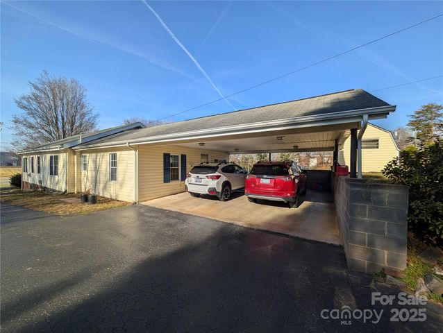 2507 Norwood Street SW, Lenoir, NC 28645
