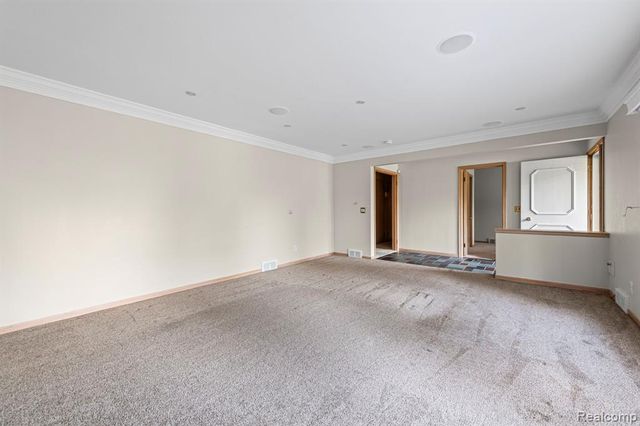 20085 Wedgewood Drive, Grosse Pointe Woods, MI 48236