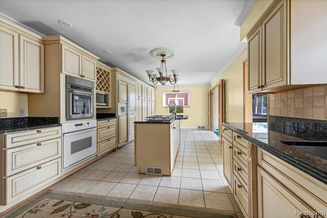20085 Wedgewood Drive, Grosse Pointe Woods, MI 48236
