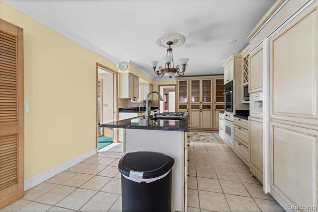 20085 Wedgewood Drive, Grosse Pointe Woods, MI 48236