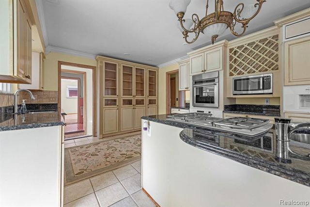 20085 Wedgewood Drive, Grosse Pointe Woods, MI 48236