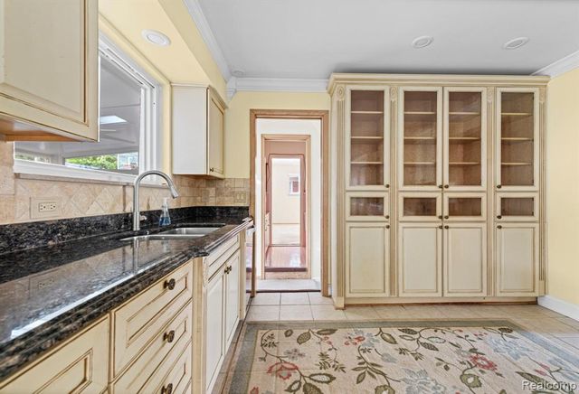 20085 Wedgewood Drive, Grosse Pointe Woods, MI 48236