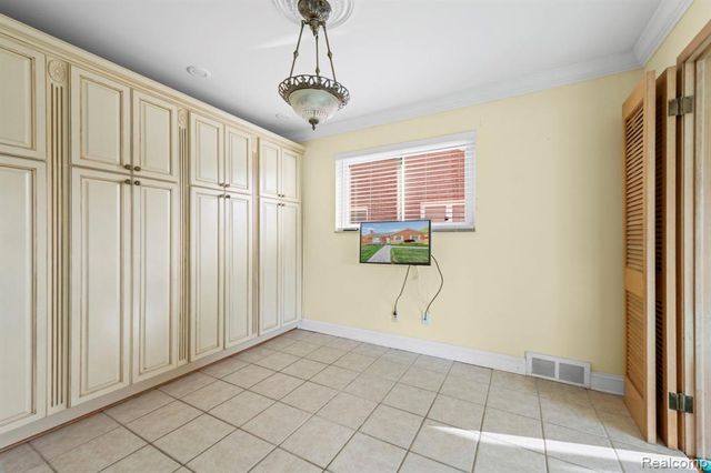 20085 Wedgewood Drive, Grosse Pointe Woods, MI 48236