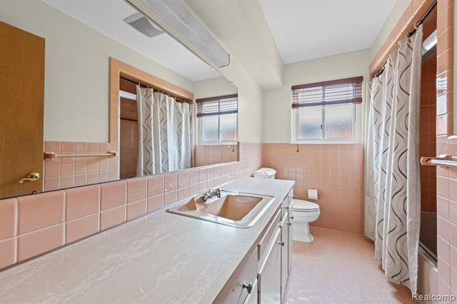 20085 Wedgewood Drive, Grosse Pointe Woods, MI 48236
