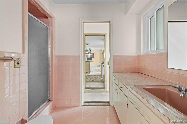 20085 Wedgewood Drive, Grosse Pointe Woods, MI 48236