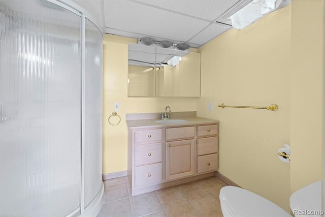 20085 Wedgewood Drive, Grosse Pointe Woods, MI 48236