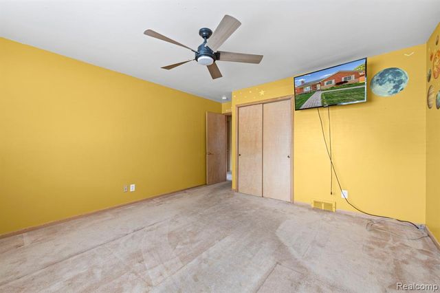 20085 Wedgewood Drive, Grosse Pointe Woods, MI 48236