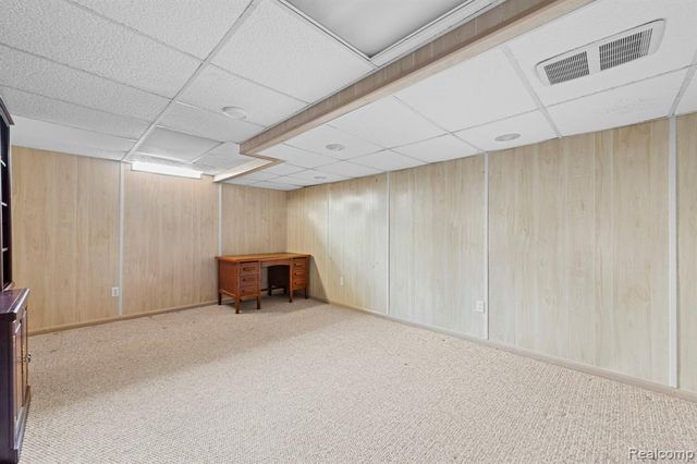 20085 Wedgewood Drive, Grosse Pointe Woods, MI 48236